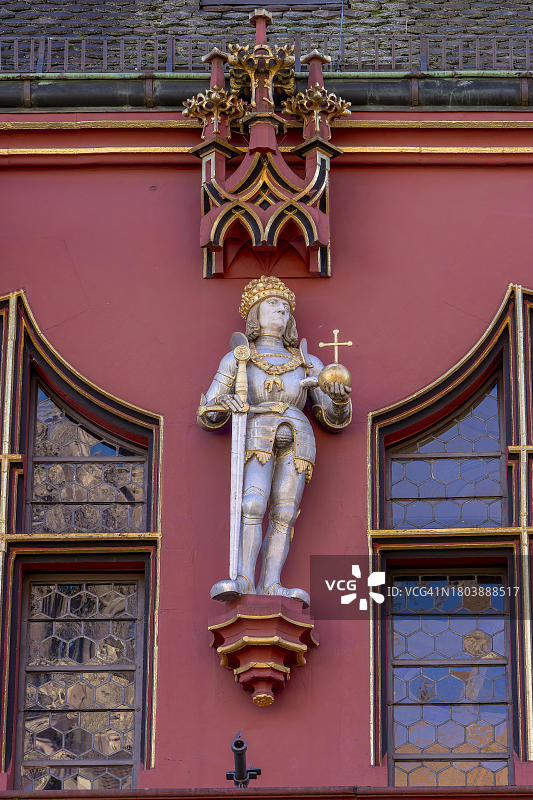 位于德国巴登-符腾堡州弗莱堡明斯特广场的历史悠久的红色百货商店，其历史可追溯至1532年，上面有皇帝马克西米利安一世的雕塑图片素材