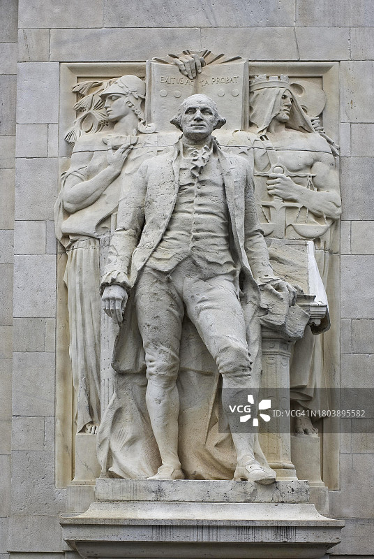 美国纽约曼哈顿华盛顿广场公园及乔治·华盛顿雕塑图片素材