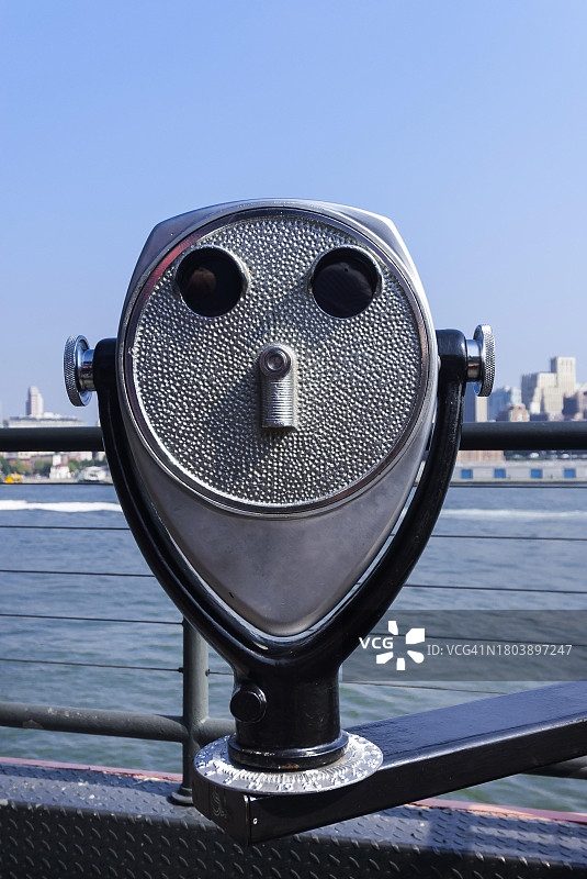 人脸造型的观景望远镜，位于美国纽约曼哈顿码头图片素材