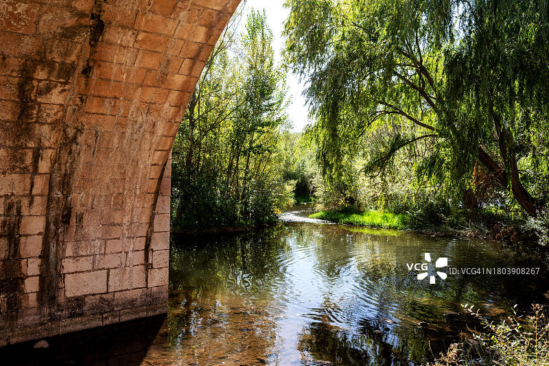 阿尔兰萨河，位于西班牙卡斯蒂利亚-莱昂自治区布尔戈斯省科瓦鲁维亚斯图片素材