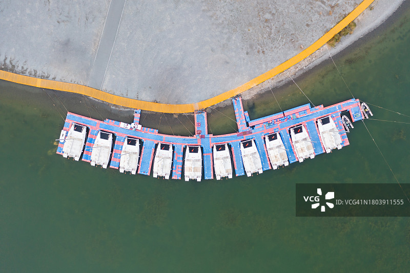 湖边帆船码头航拍图片素材