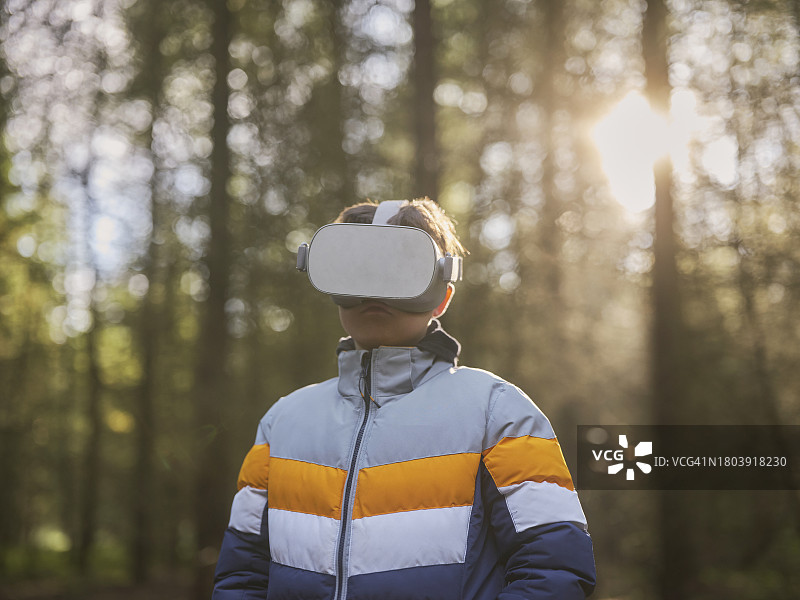 男孩在森林里戴着VR眼镜图片素材