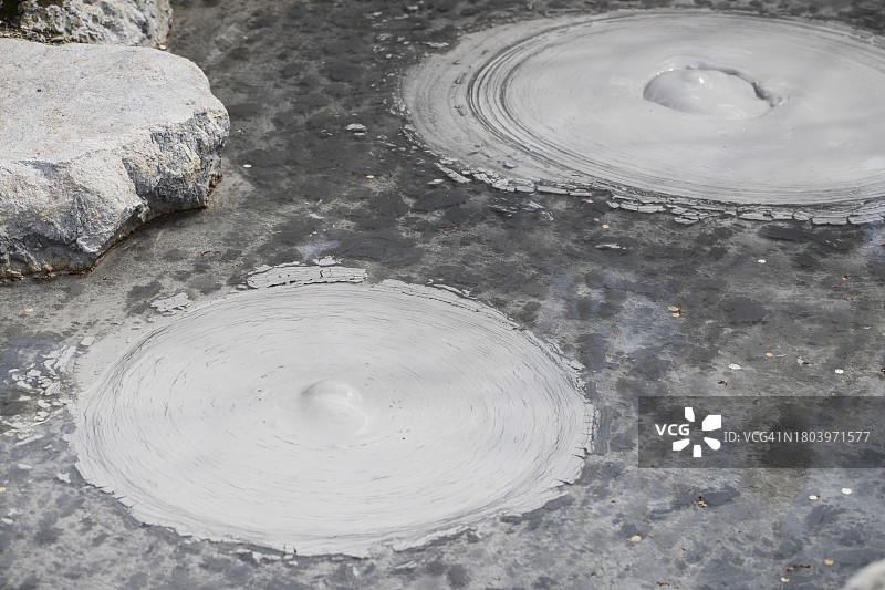 泥浆泡火山池图片素材