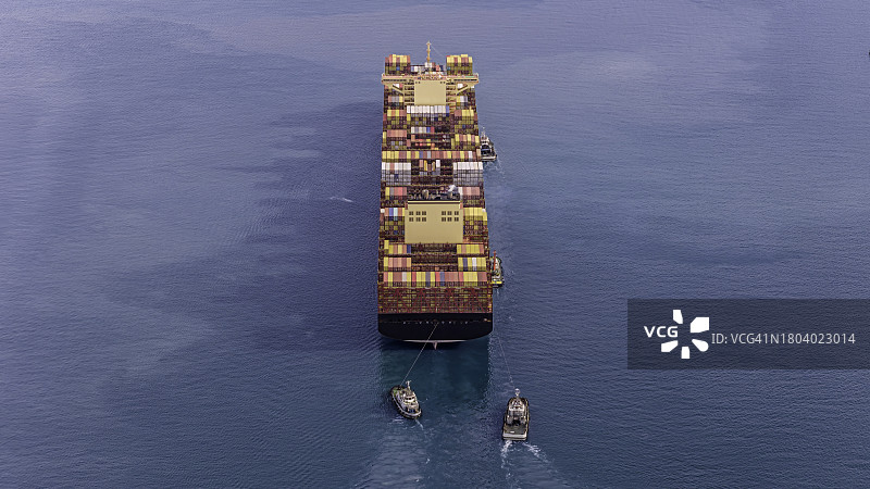 蓝色大海上载有货运集装箱的货船鸟瞰图图片素材