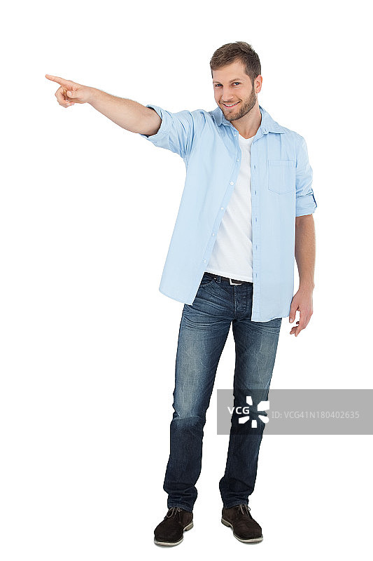 自信的模特看着镜头并指向前方图片素材