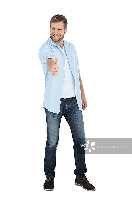 自信的模特微笑并竖起大拇指图片素材