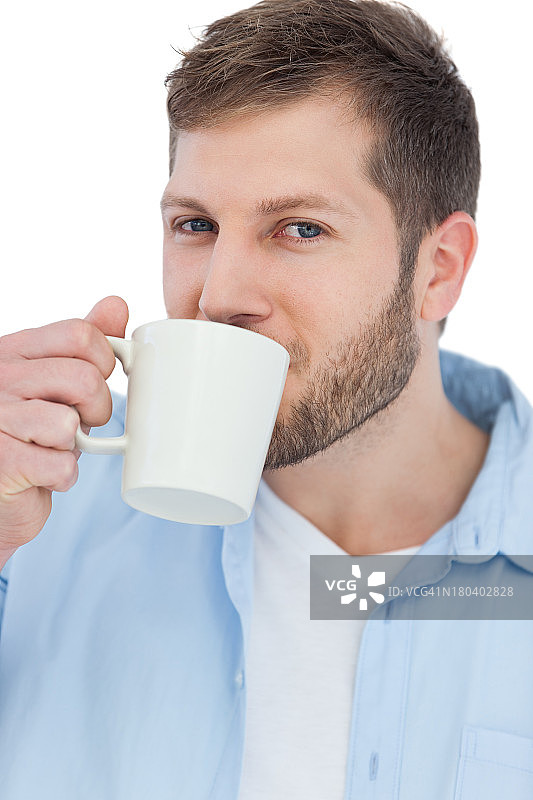 喝咖啡的年轻模特图片素材