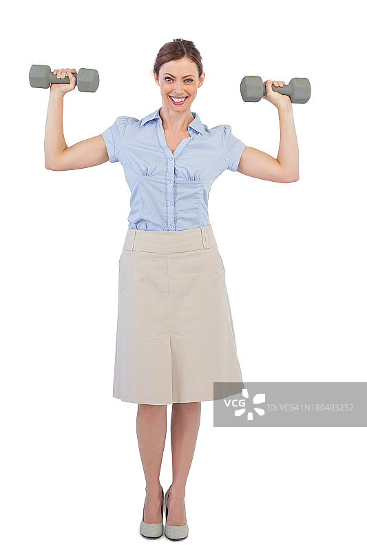举着哑铃的健壮女商人图片素材