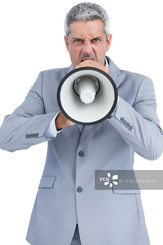 愤怒的商人拿着扬声器看着镜头图片素材