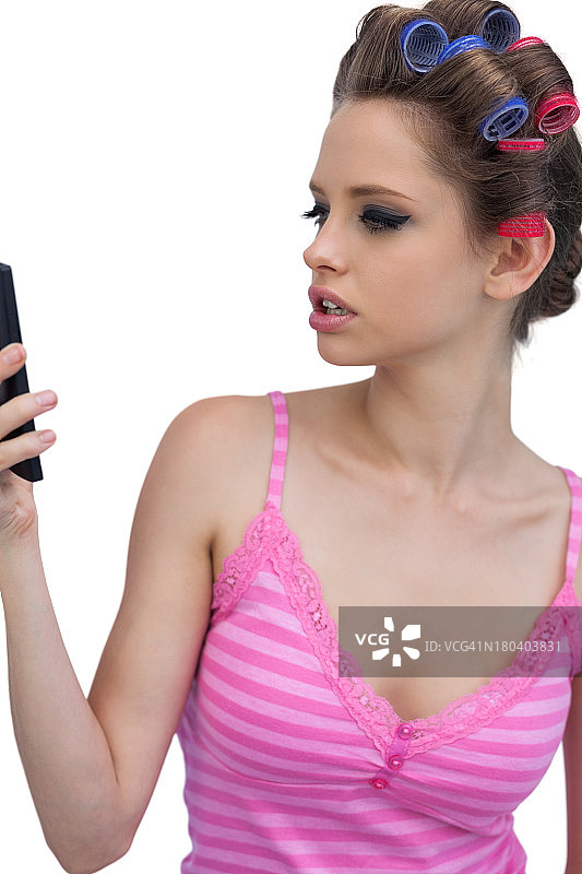 戴着发卷看手机的模特图片素材