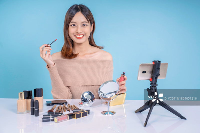 亚洲女性美妆博主直播化妆教程视频图片素材