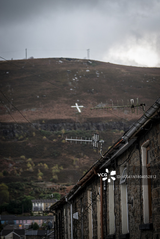 山上的房屋和十字纪念碑图片素材