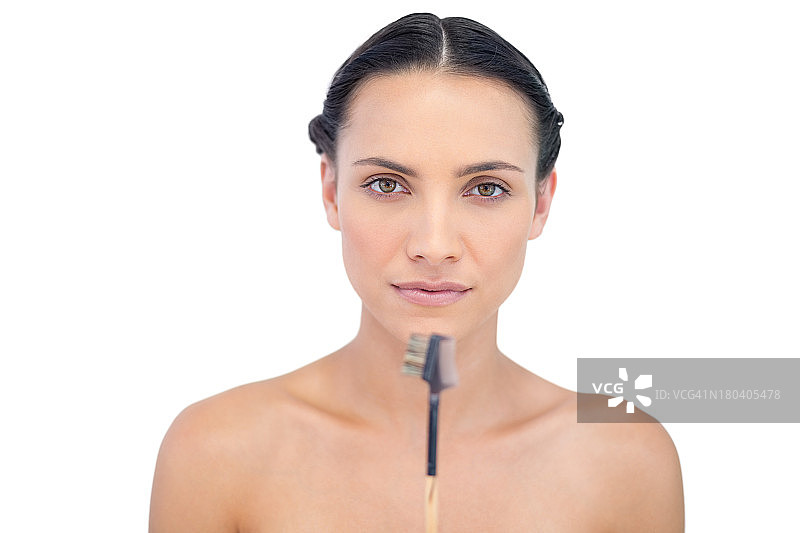 手持眉刷的年轻模特图片素材