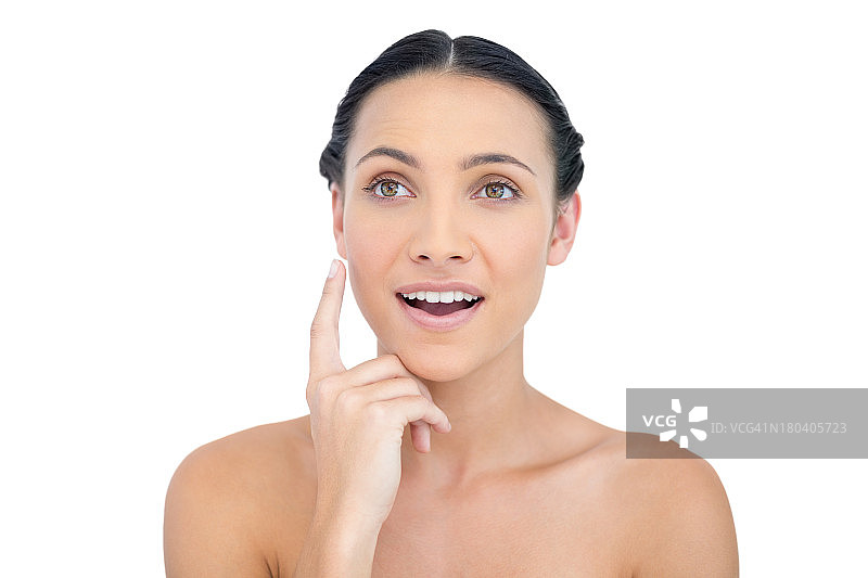 惊讶的模特在她的脸颊摆姿势手指图片素材