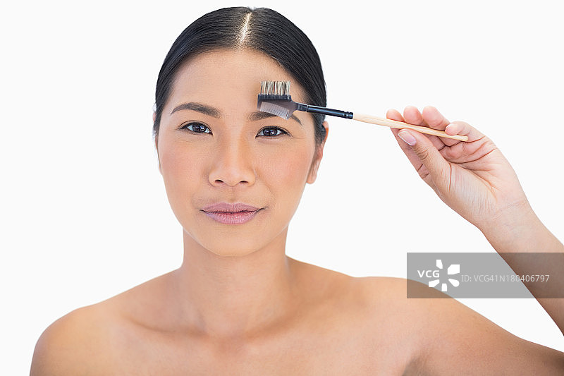 安静美丽的模特正在使用眉刷图片素材