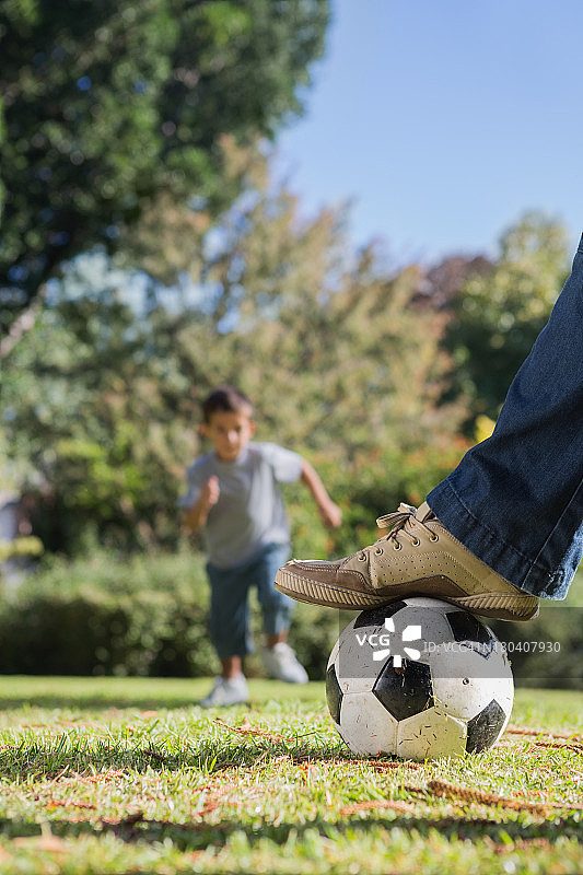 男孩向足球跑去图片素材
