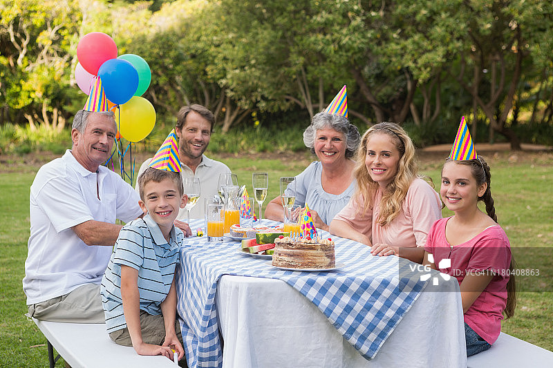 生日派对上微笑的家庭图片素材