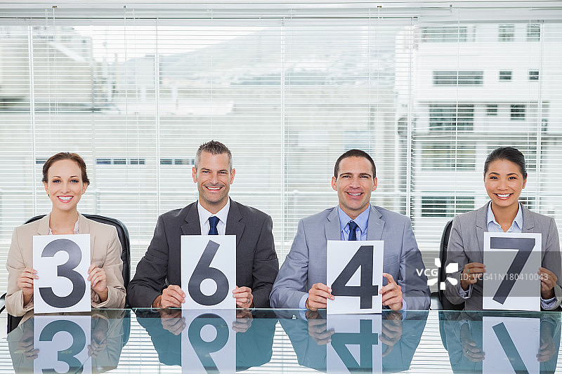 面带微笑的面试小组正在给应聘者评分图片素材