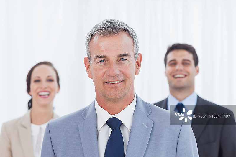 经验丰富的商人与团队合影图片素材