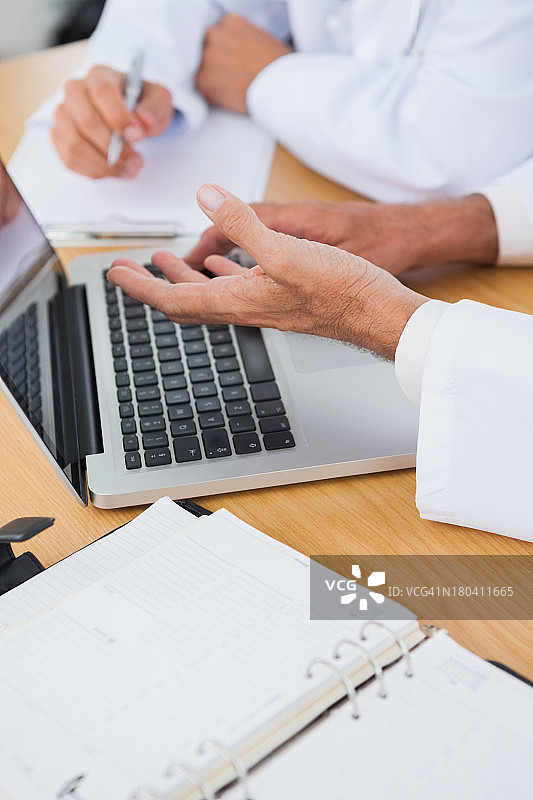 医生询问的手部特写图片素材