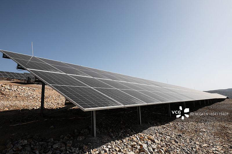 蓝天下的太阳能电池板图片素材