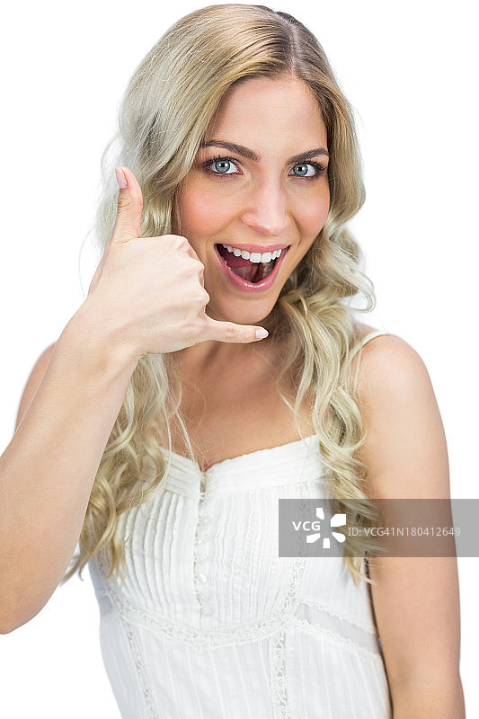 微笑的蓝眼睛模特正在打电话图片素材