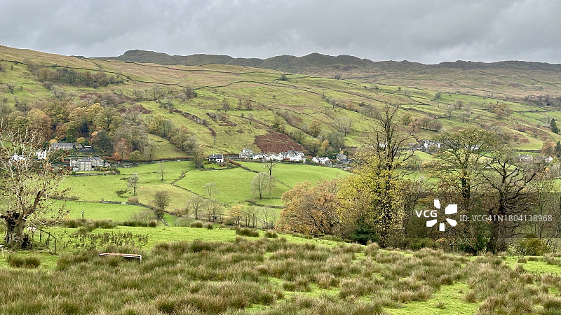 英国坎布里亚郡湖区特劳特贝克山谷风光图片素材