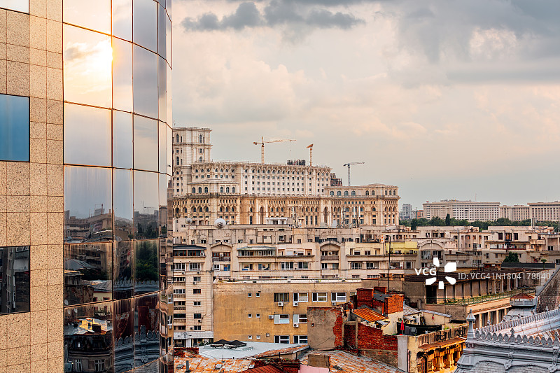 布加勒斯特日落，现代办公楼与国会宫图片素材