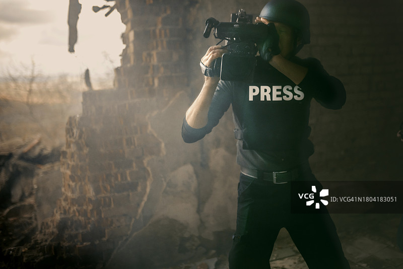 战地记者男人在现场拍摄图片素材
