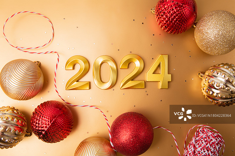 扁平风格：金色2024数字和圣诞玩具图片素材