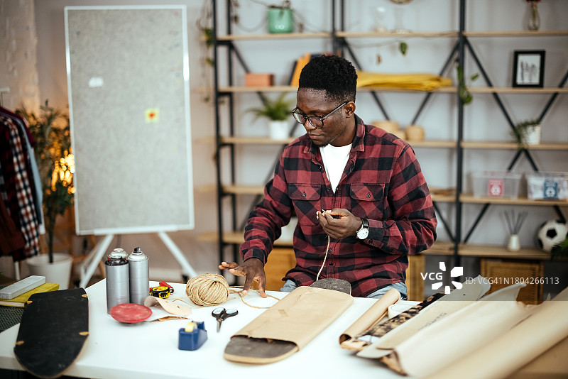 组装滑板的年轻男人图片素材