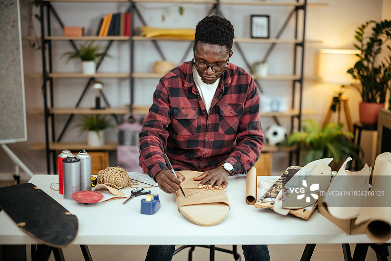 组装滑板的年轻男人图片素材