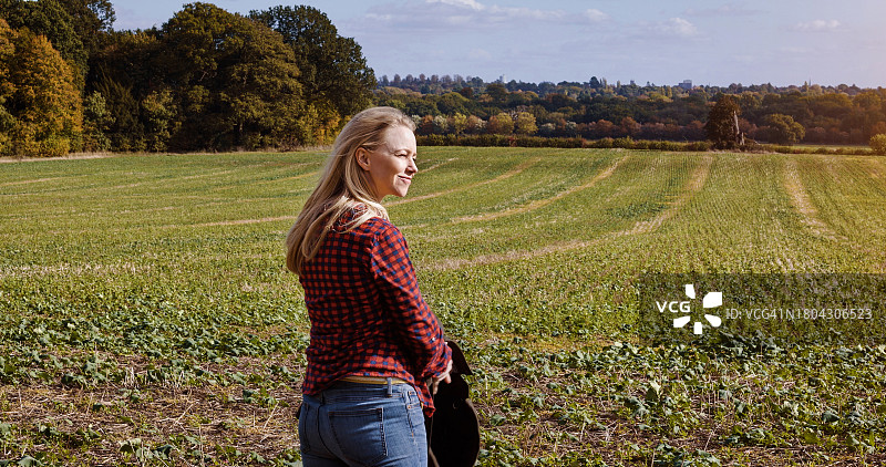 思考农业的女人，在田野里务农图片素材