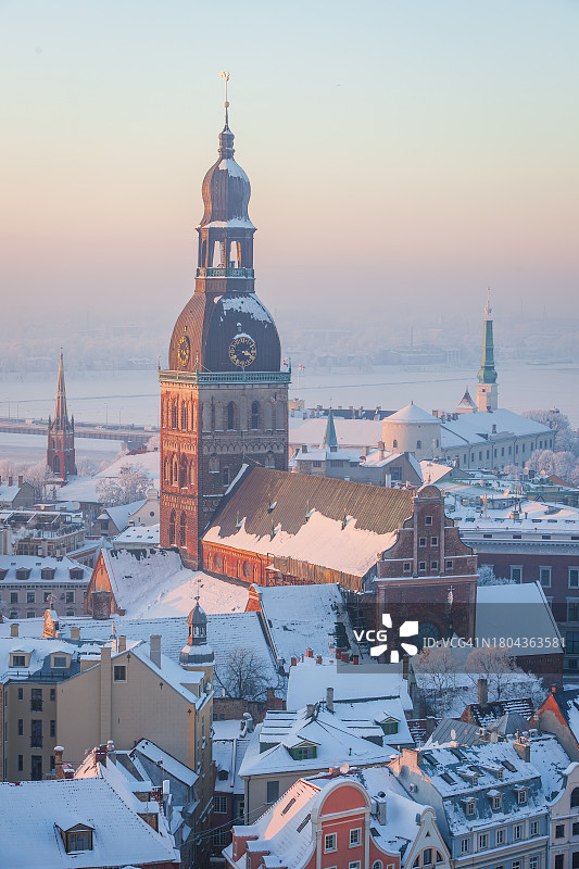 寒冷冬日清晨的里加主教座堂图片素材