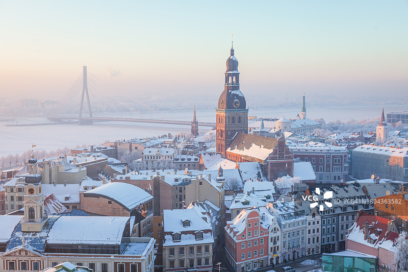 寒冷冬日清晨的里加主教座堂图片素材