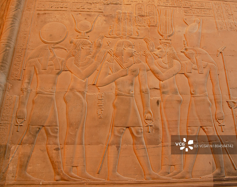 古埃及低浮雕：托特、荷鲁斯、哈索尔和赛克迈特神及法老，位于埃及上部的孔翁波神庙图片素材
