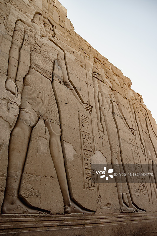 埃及科姆翁布索贝克和哈罗里斯神庙的古埃及浅浮雕图片素材