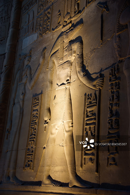 古埃及浅浮雕：鳄鱼神索贝克，位于埃及孔翁波索贝克和哈罗埃里斯神庙图片素材