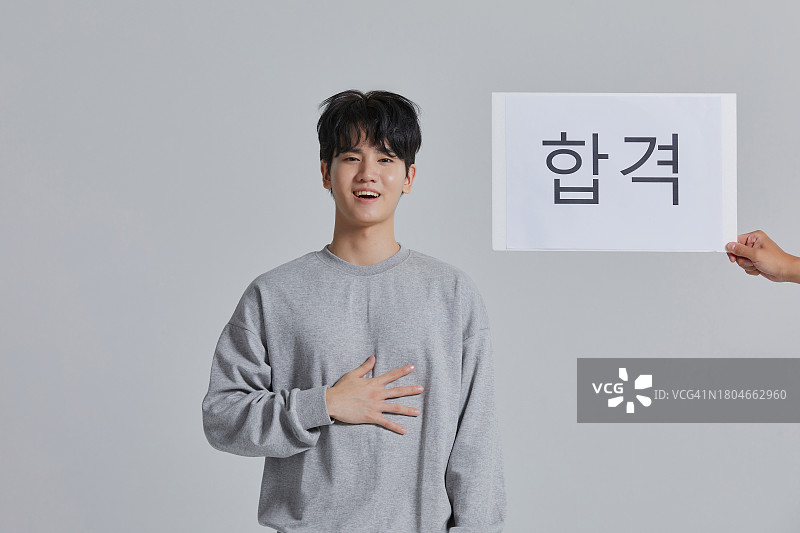 失业、青年失业、难以找到工作、求职角色、社会问题：20多岁的年轻人图片素材