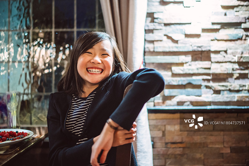 在餐厅和朋友约会的快乐少女图片素材