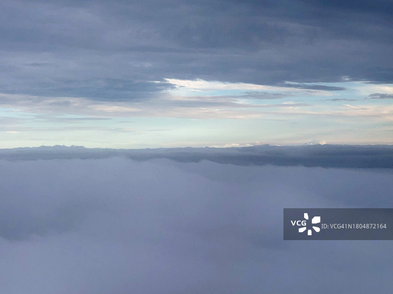 具有开放天空层的云层图片素材