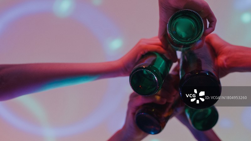 朋友们在彩色家庭派对上伴随EDM音乐起舞图片素材