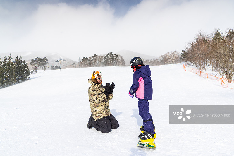 男子教幼儿滑雪图片素材