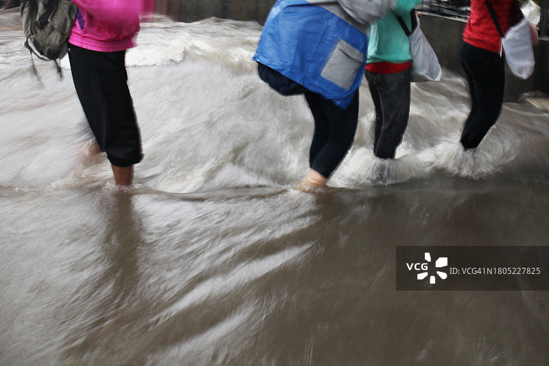洪水中的行人图片素材