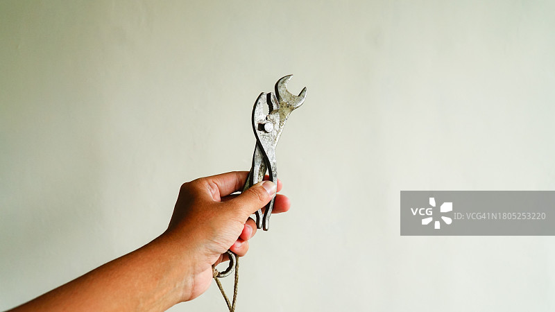 白色背景上的金属螺丝刀工具图片素材