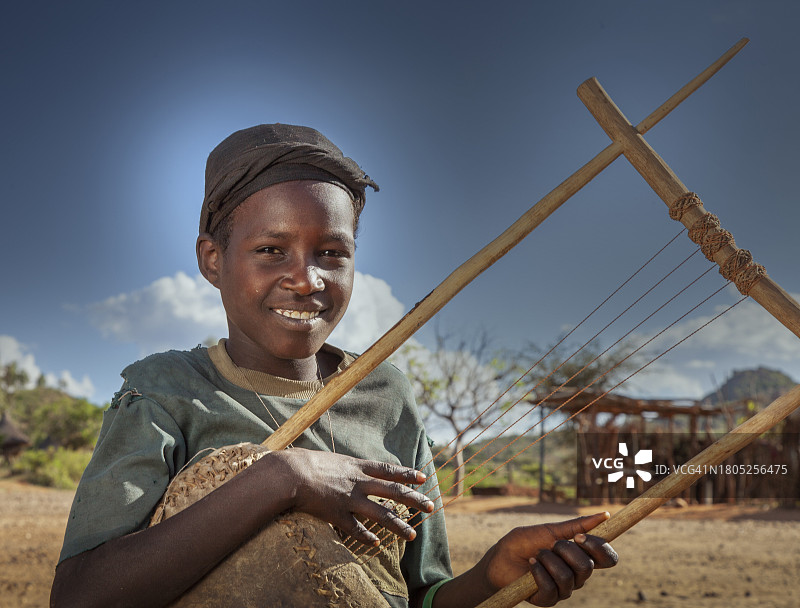 埃塞俄比亚孔索女孩在弹竖琴图片素材