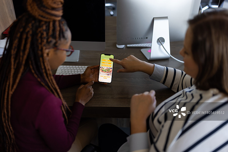 黑人办公室工作人员使用手机App订餐特写图片素材