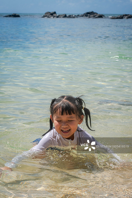 在库阿洛亚角海滩玩耍的年轻女孩图片素材