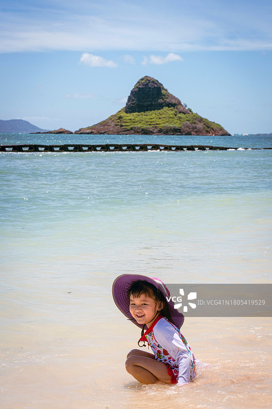 在库阿洛亚角海滩玩耍的年轻女孩图片素材