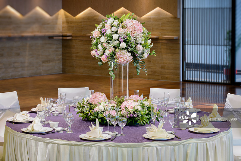 婚礼晚宴餐桌布置图片素材